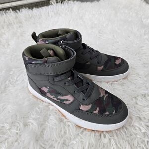 Fabkids high-top sneakers with a camouflage pattern and a velcro strap. Size 5.